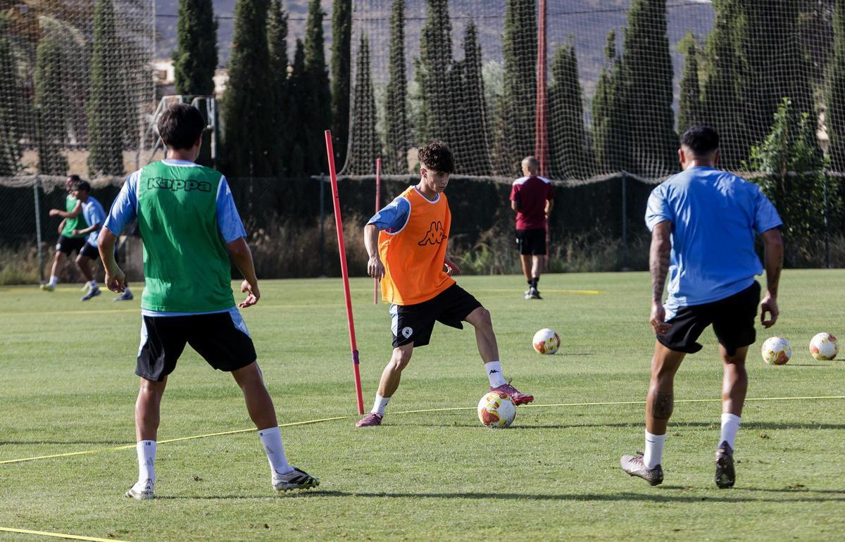 Ejercicios con balón durante la primera semana de pretemporada del Hércules este verano.