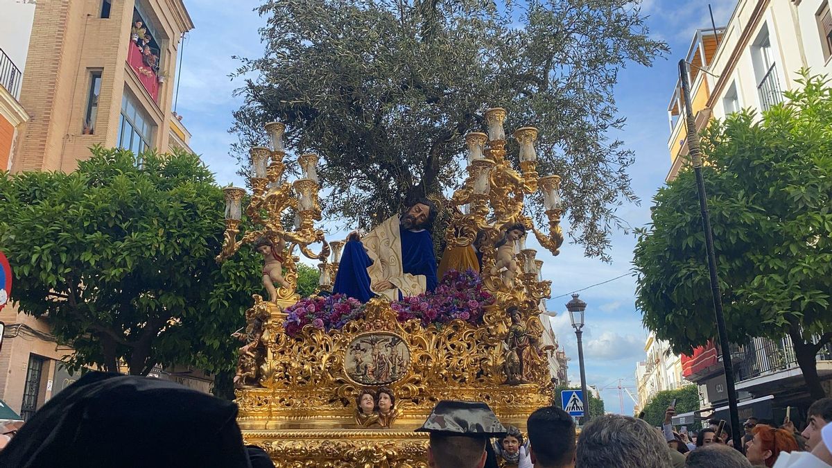 Entra aplausos y con pasos atrás avanza el Señor de la Oración en el Huerto por su barrio mientras suena la banda de Redención