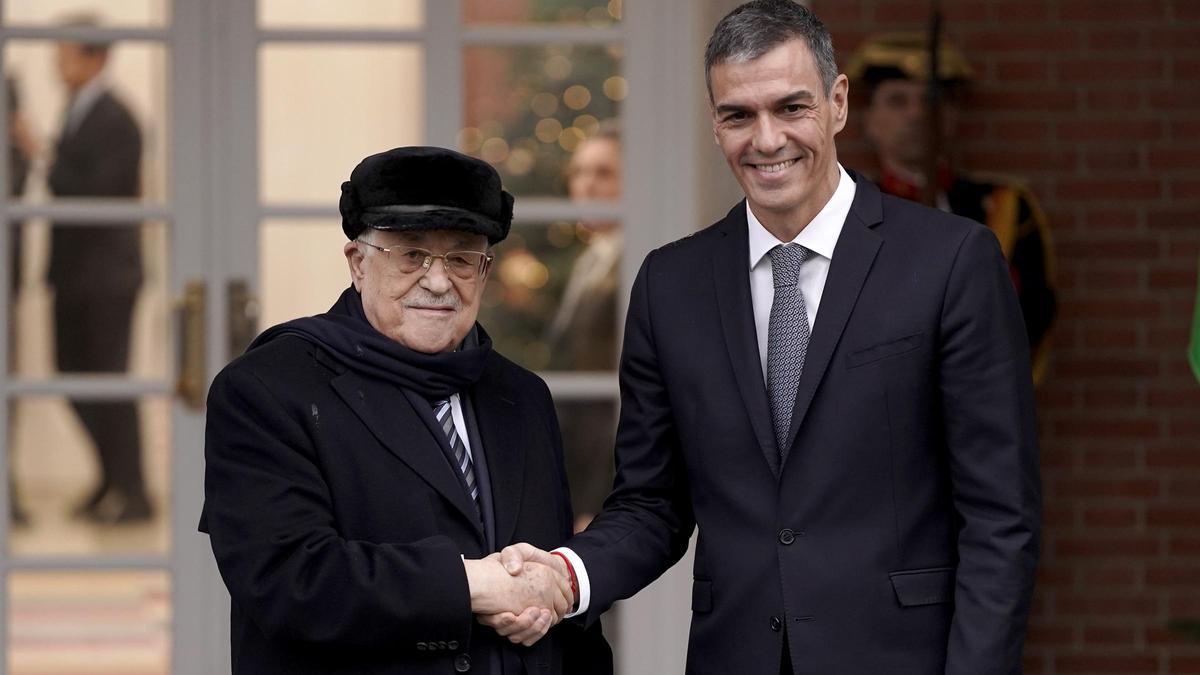El presidente del Gobierno, Pedro Sánchez y el presidente de Palestina, Mahmoud Abbas, en Moncloa.