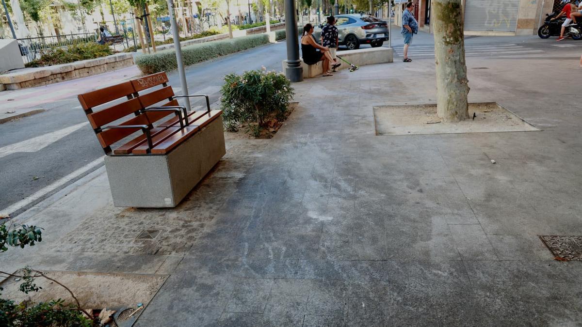 La suciedad alarga las Hogueras en las calles de Alicante seis días después de la Cremà