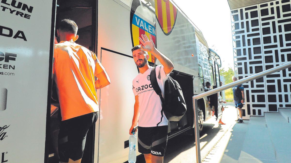 Tercera camiseta del Valencia CF: el plano de la ciudad se tiñe de naranja