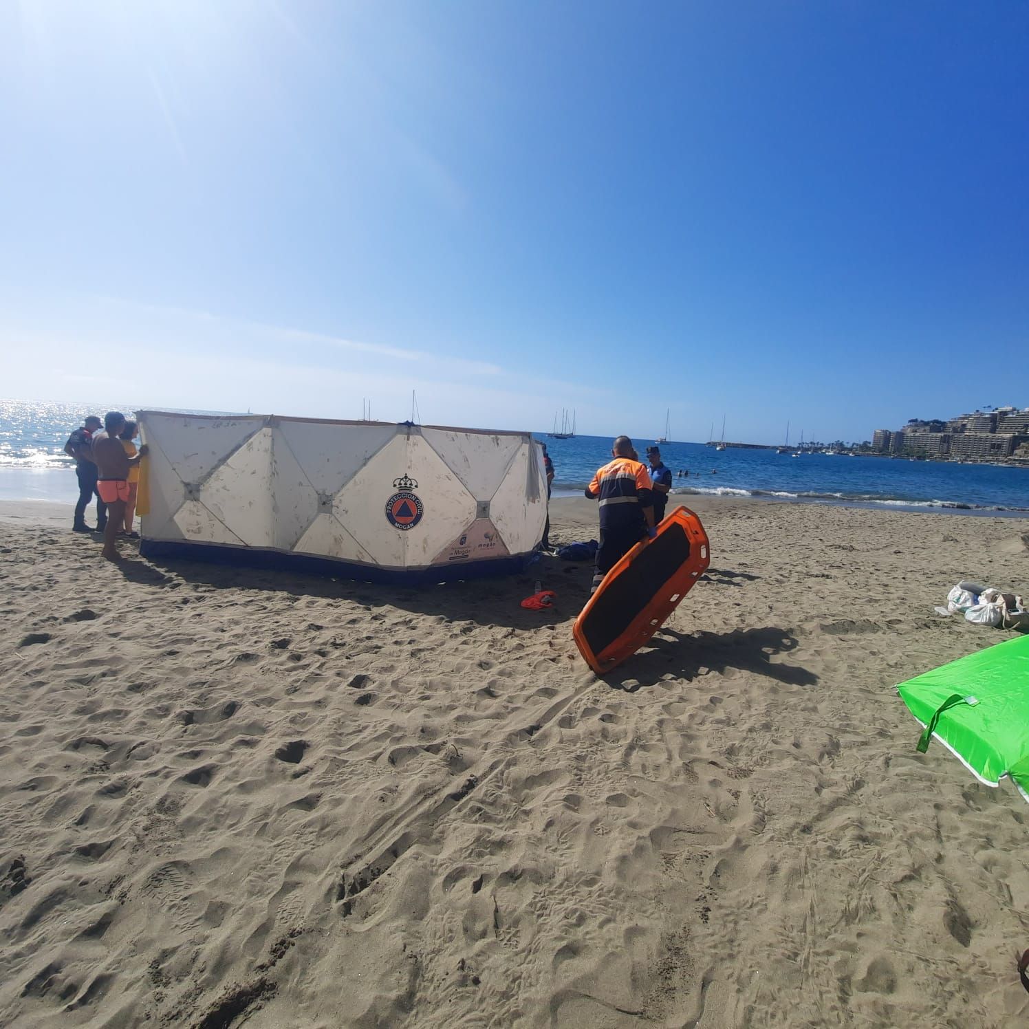Un hombre muere tras ser rescatado inconsciente de una playa de Mogán