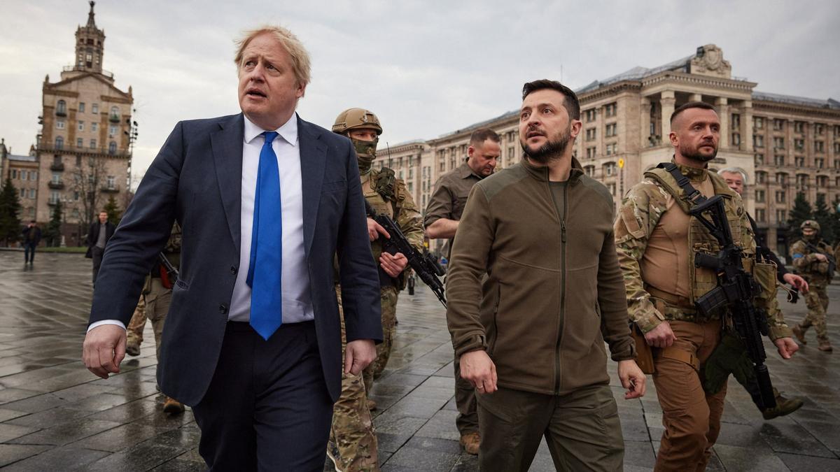 Una foto distribuida por el Servicio de Prensa Presidencial de Ucrania muestra al primer ministro británico, Boris Johnson, y al presidente ucraniano, Volodymyr Zelensky, caminando en el centro de Kiev, el 9 de abril de 2022