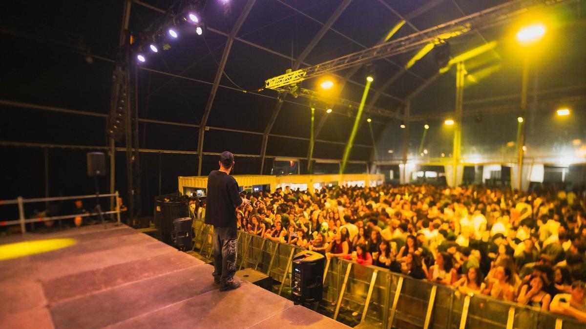 Danny Romero ante el público.