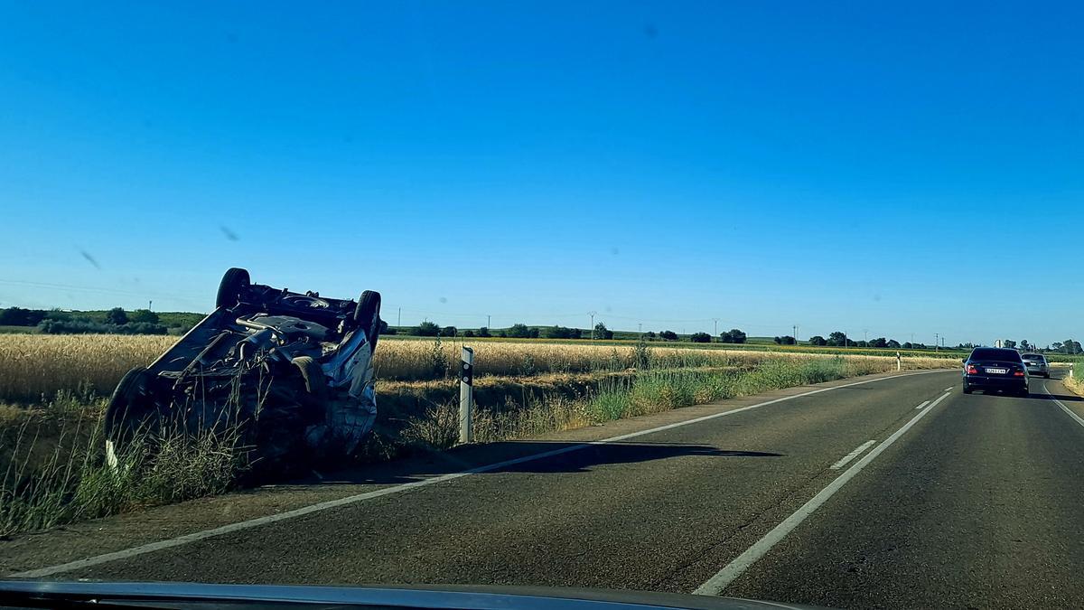 Uno de los turismos implicados en el siniestro ha volcado.