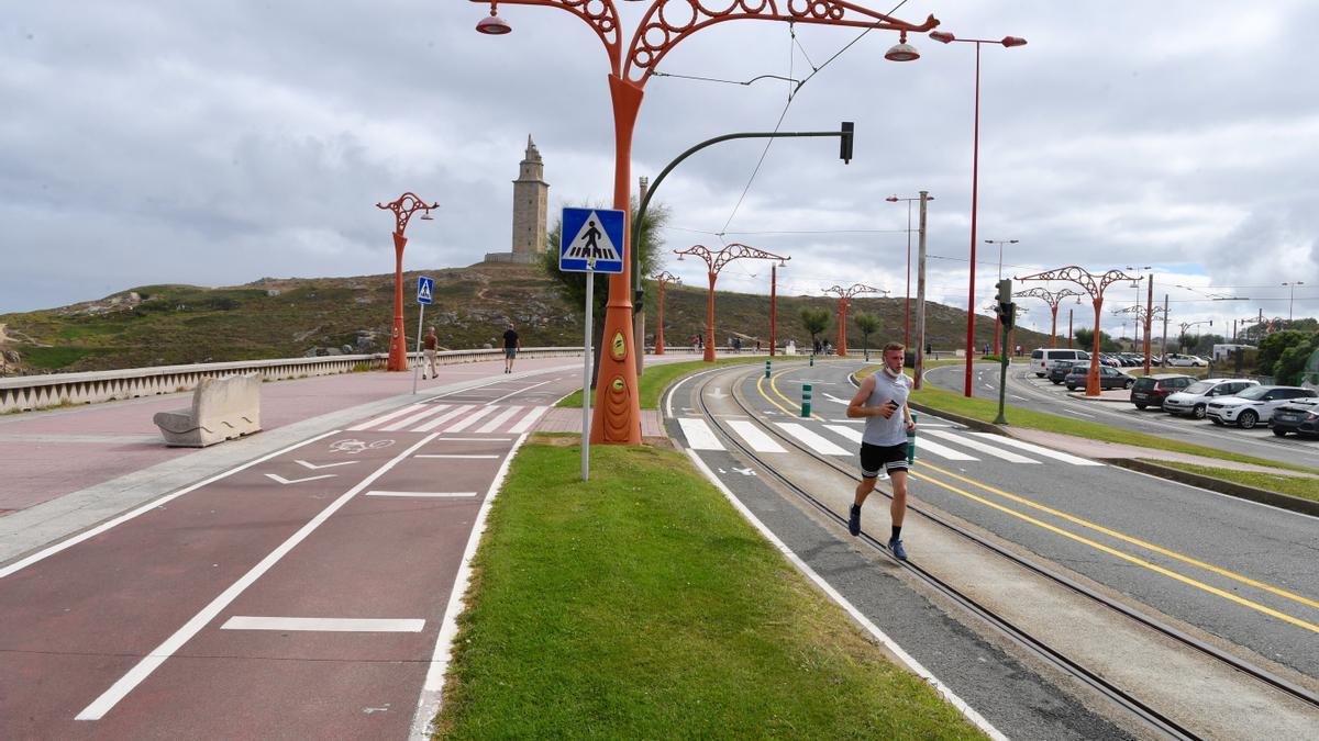 El sol se abre paso entre la nubosidad en A Coruña.