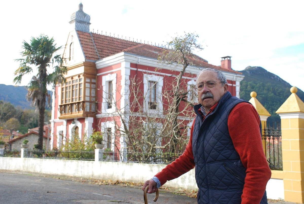José Ramón Robledo delante de su casa, Villa Concha, en Nueva de Llanes, en diciembre de 2021.
