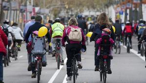 Un grupo de ciclistas participa en la iniciativa de Bicibús en Barcelona.