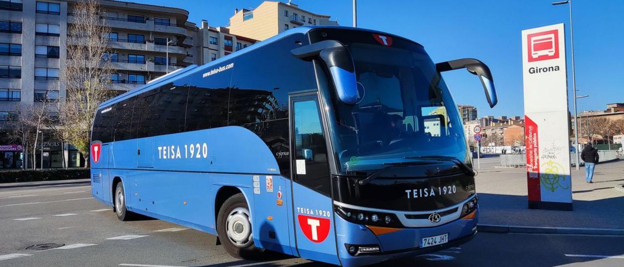 Un dels autocars de la flota de Teisa, a la sortida de l’estació de Girona.  | TEISA