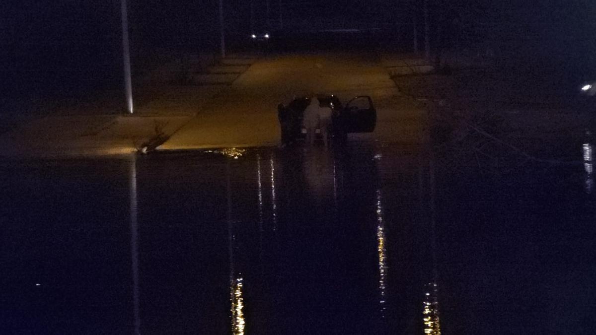 Dos personas empujan el vehículo.