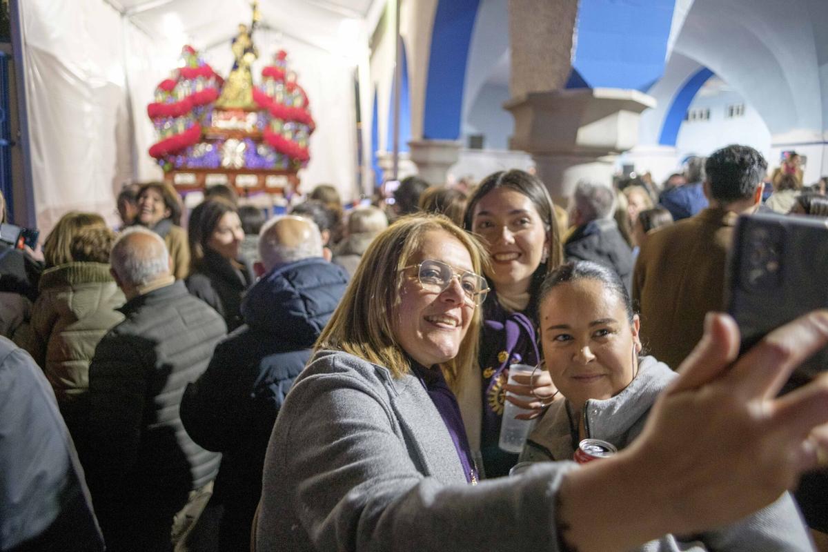 Tres mujeres se hacen una foto junto a Nuestro Padre Jesús Nazareno en la Pescadería