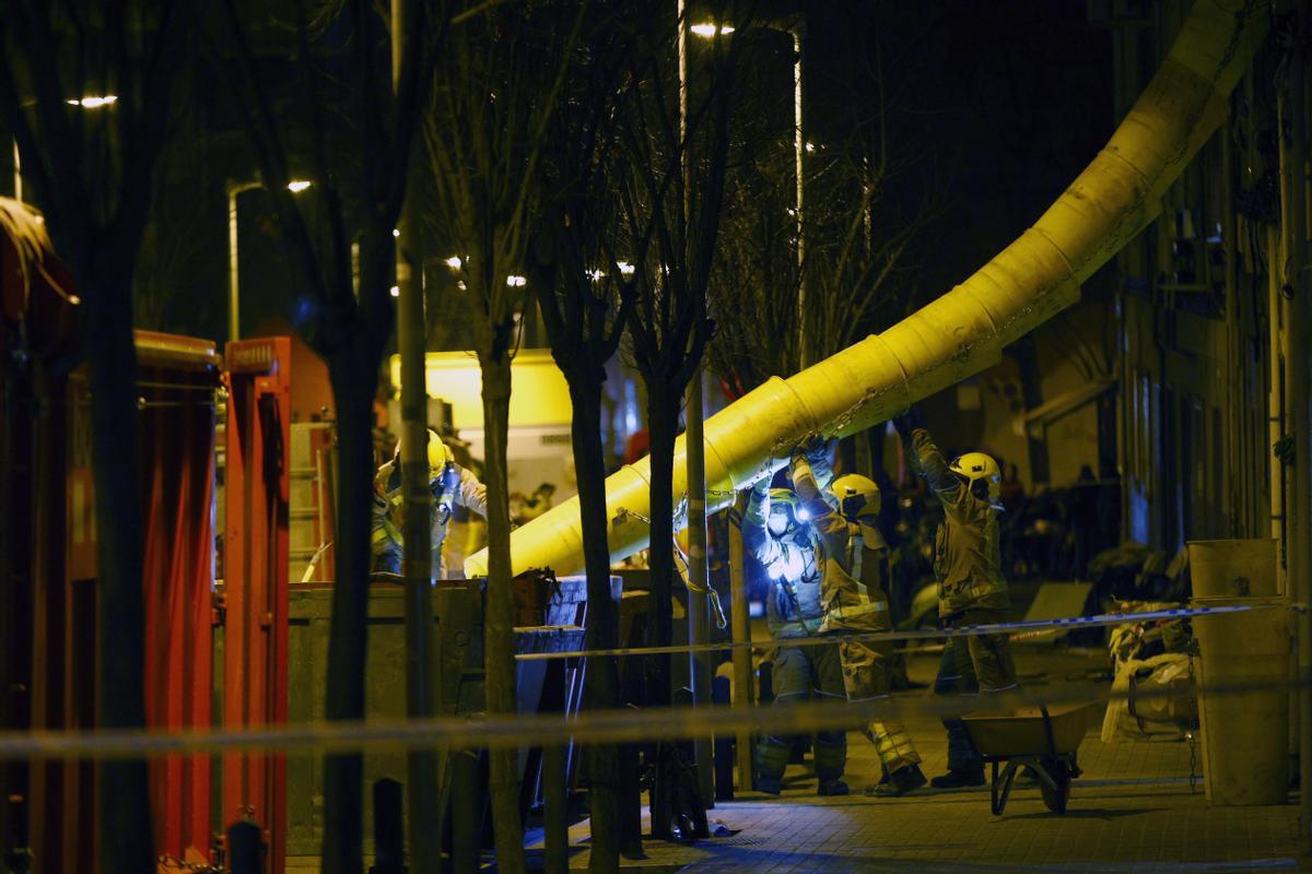 Emergencias trata de localizar a tres vecinos del edificio derrumbado en Badalona