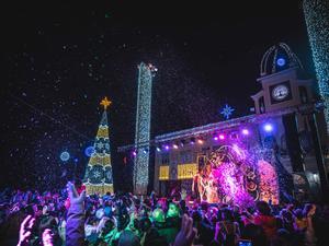 Santa Coloma recupera la seva festa de Cap d’Any a la plaça de la Vila després de la pandèmia