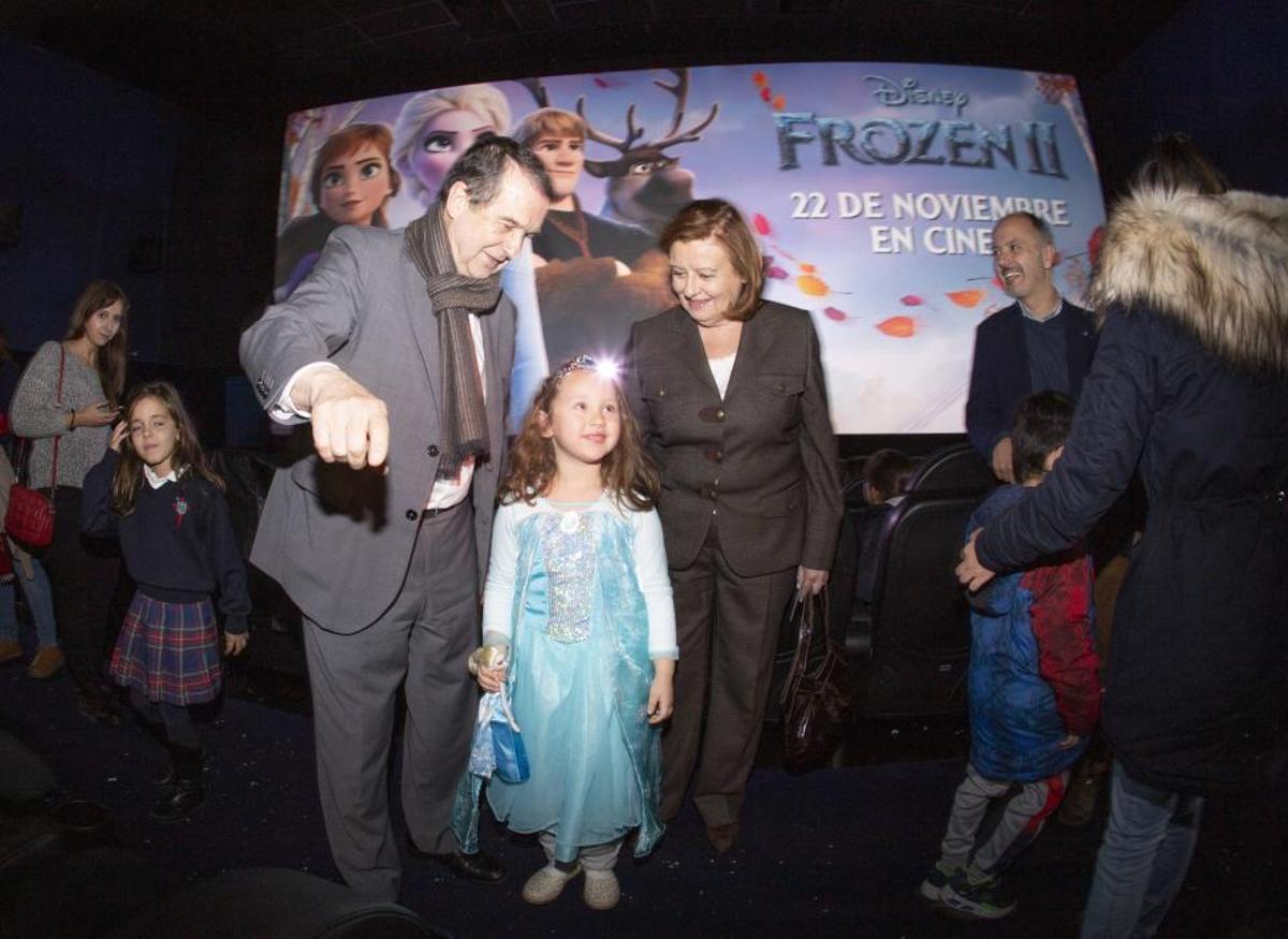 Las niñas asistentes no dudaron en fotografiarse con el alcalde. Las niñas asistentes no dudaron en fotografiarse con el alcalde.