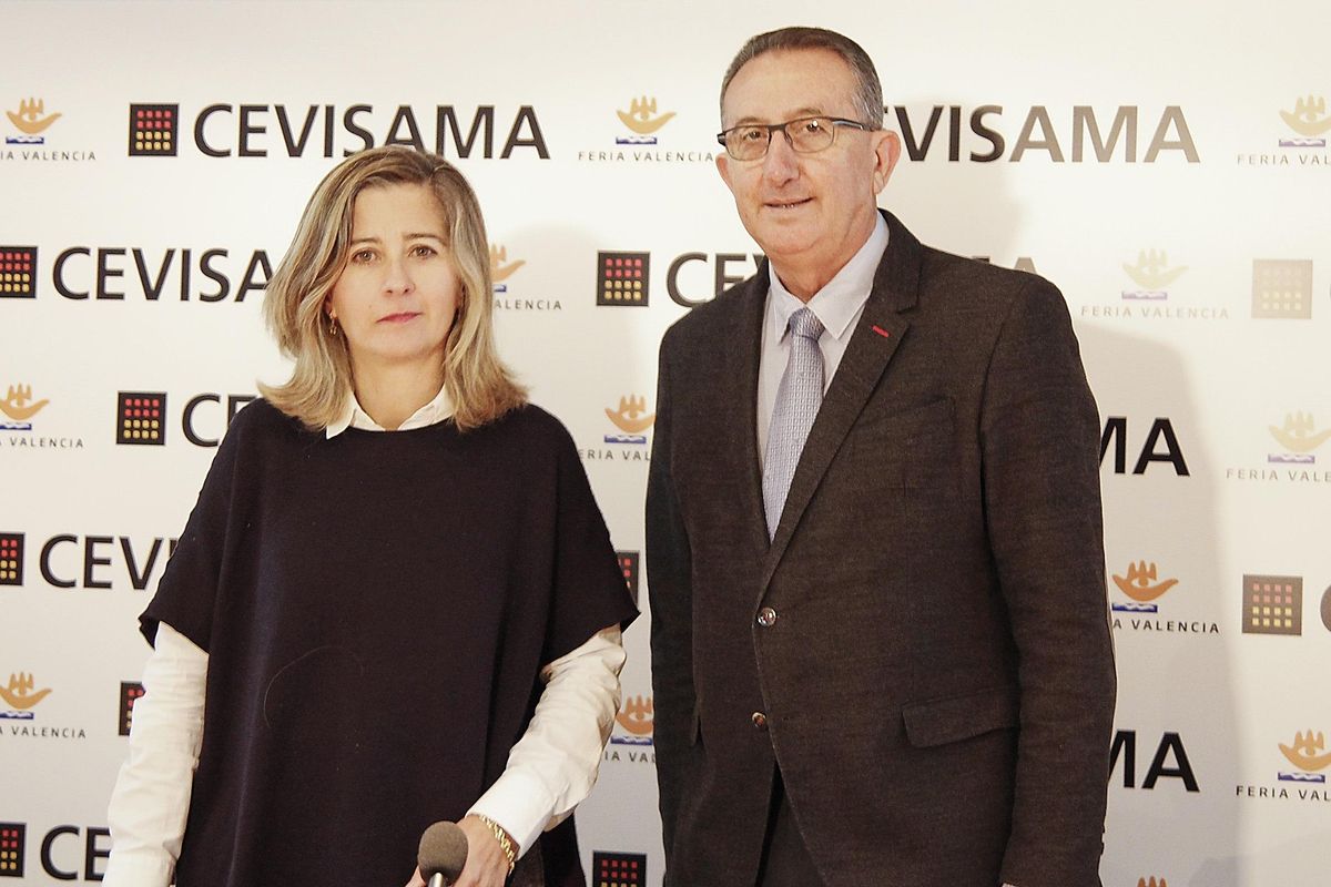 Manuel Rubert y la directora de Cevisama, Carmen Álvarez, en un acto de la feria en 2018.