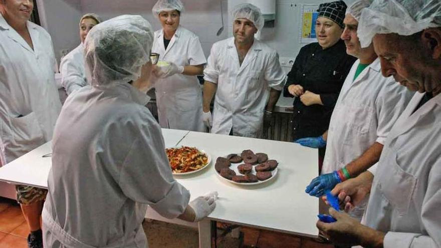 Los alumnos del curso de cocina preparan diferentes tapas en las instalaciones del centro.