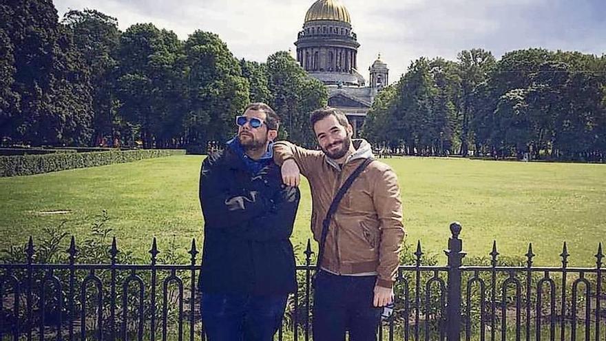 El zamorano, a la izquierda con gafas de sol, con su amigo Jesús Agudo en la iglesia de San Isaac.