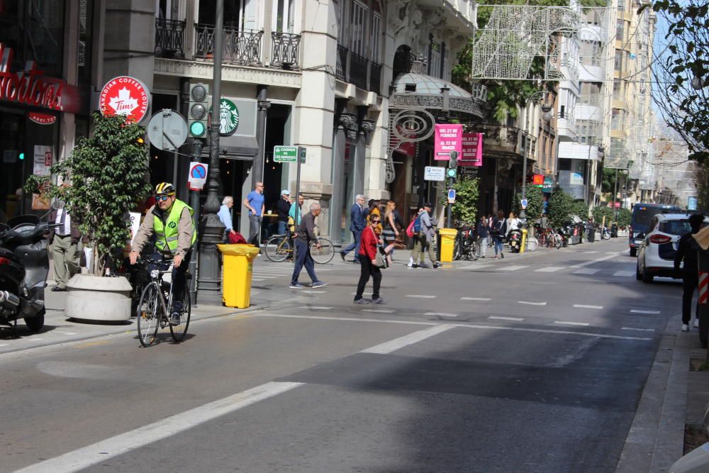 Lunes 9. La asistencia a los disparos de este año no es, desde luego, la de otros años. Así estaba la calle San Vicente a tres minutos de empezar.