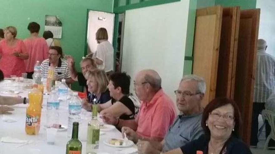 Comida de hermandad del club de jubilados de Bermillo con el objetivo de relanzar sus actividades