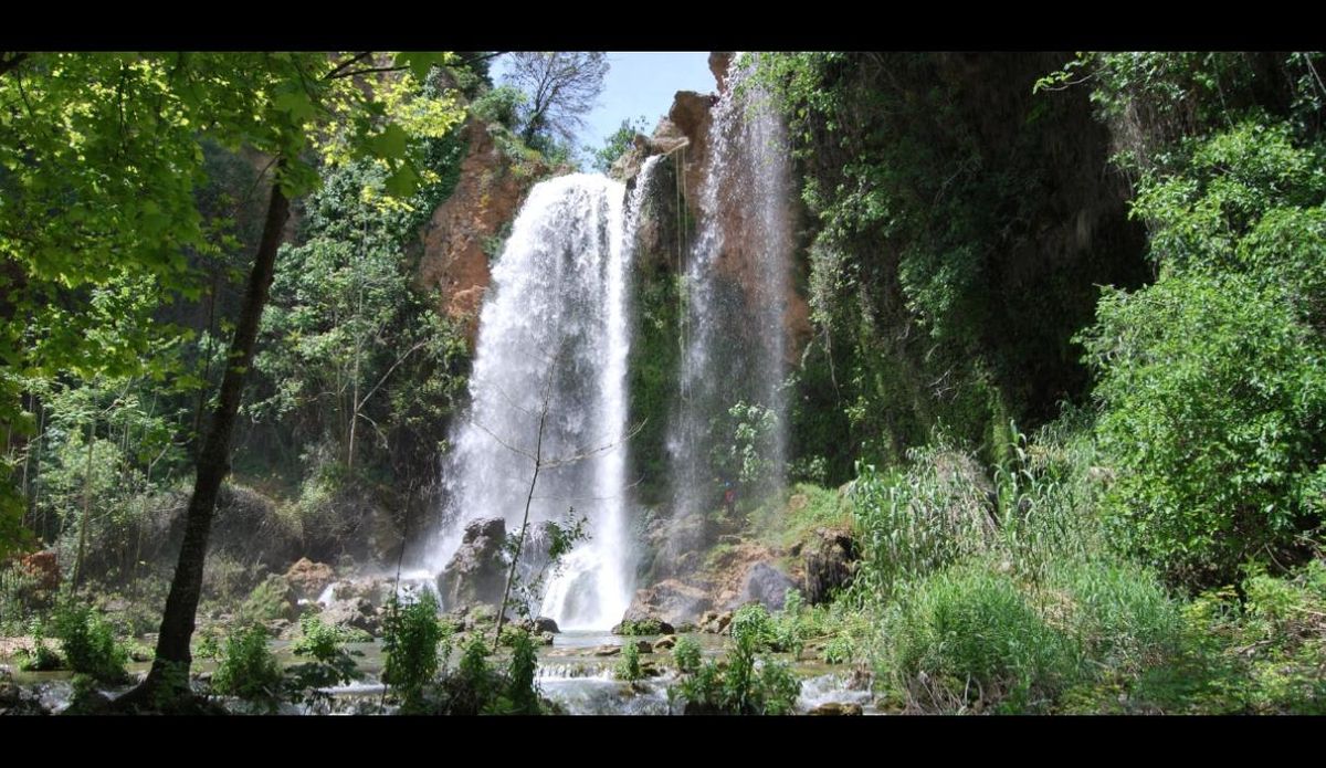 Esta ruta de 3 kilómetros en el municipio de Anna nos lleva a través de 3 saltos de agua, el río y el famoso lago de la localidad.