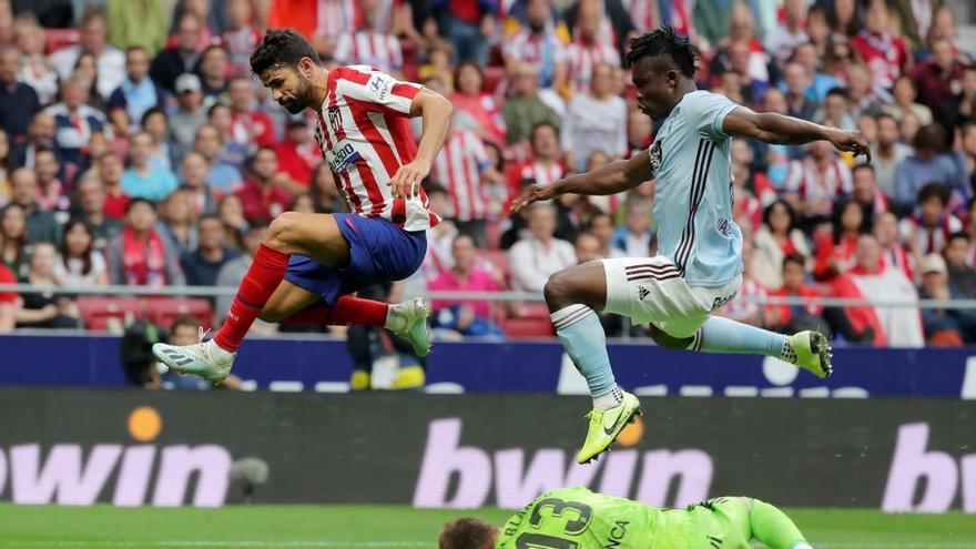 Costa y Aidoo saltan por encima de Rubén Blanco, en el partido disputado en el Wanda. // Juan Medina