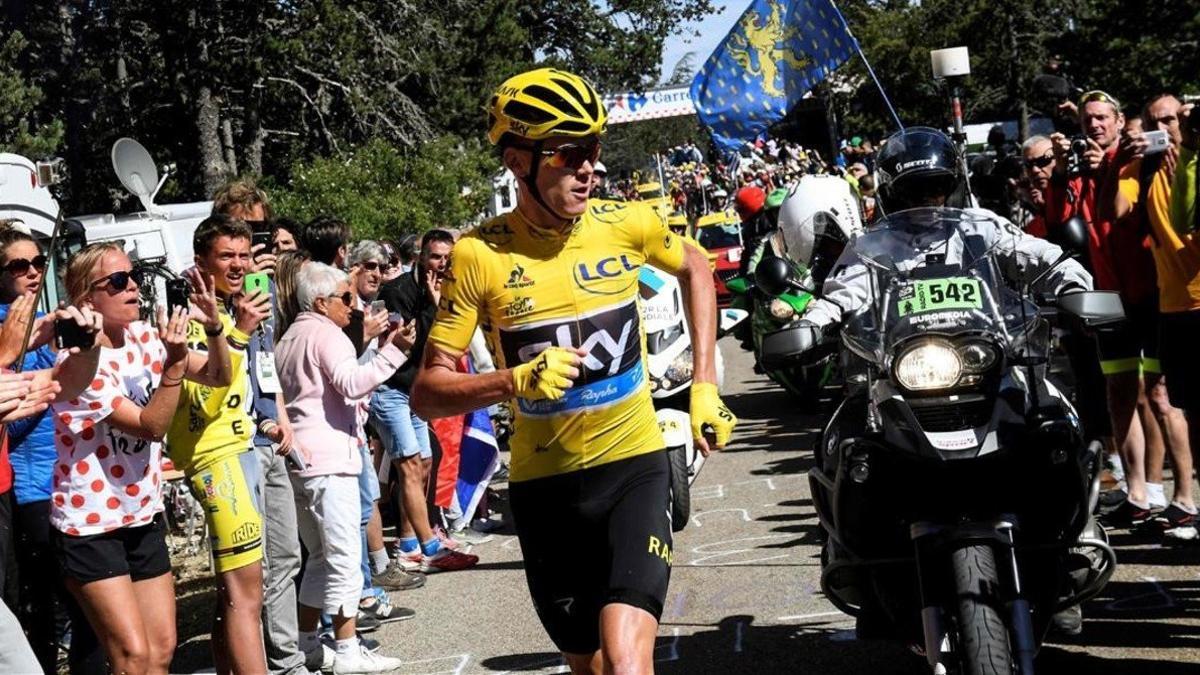 Chris Froome, durante su insólita carrera en Mont Ventoux.