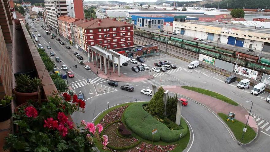 Vista de la rotonda de la estación de autobuses, con el playón de vías a la derecha.