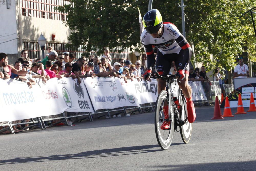 El ciclista de Movistar está acompañado en el podio por sus compañeros de equipo Jonathan Castroviejo y Alejandro Valverde