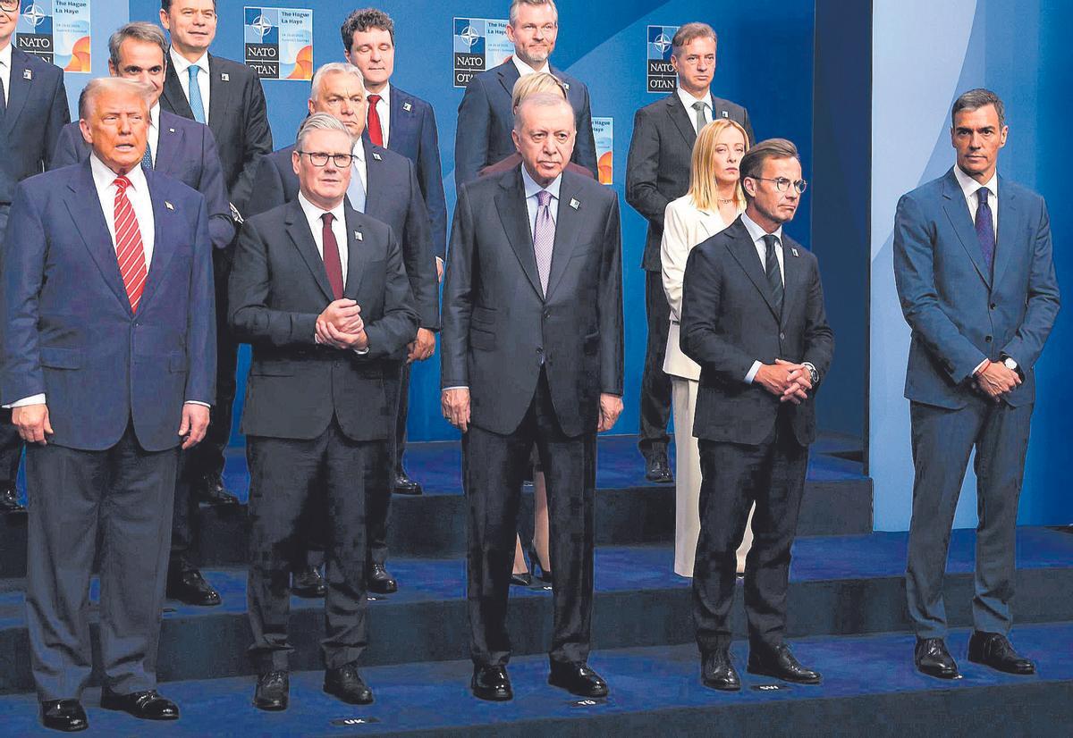 Donald Trump (izquierda) y Pedro Sánchez (derecha), con otros dirigentes de países miembros de la OTAN, el pasado junio. LA HAYA, 25/06/2025.-