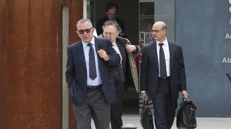 El exdirector general de la CAM Roberto López, en primer término, sale de la Audiencia Nacional.