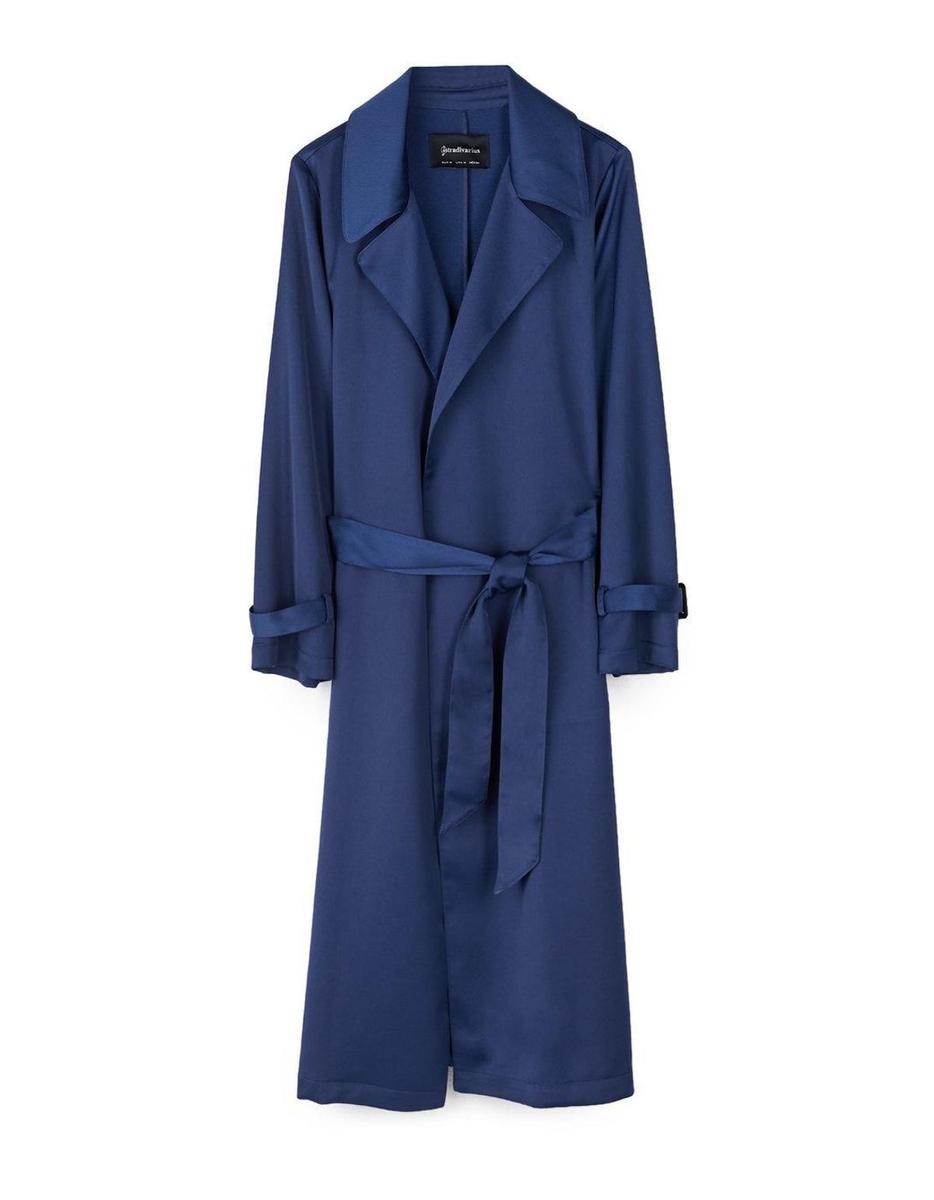 Gabardina azul de satén de Stradivarius. (Precio: 39, 99 euros)