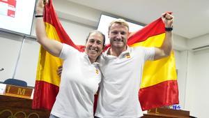 Támara Echegoyen y Marcus Cooper con la bandera de España.