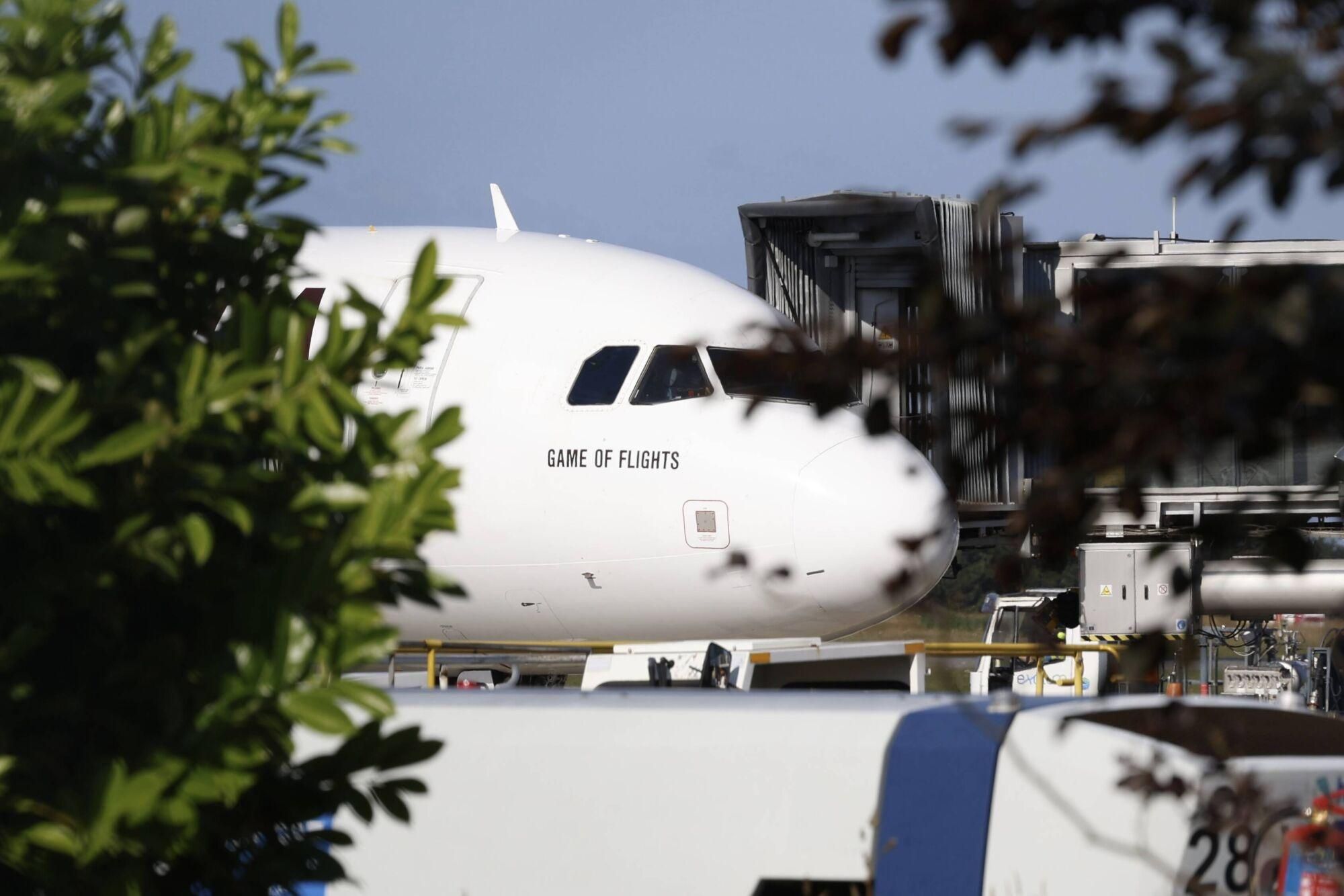 EN IMÁGENES: Llegada a Asturias del avión del Volotea que succionó a un hombre en el aeropuerto de Milán Bérgamo