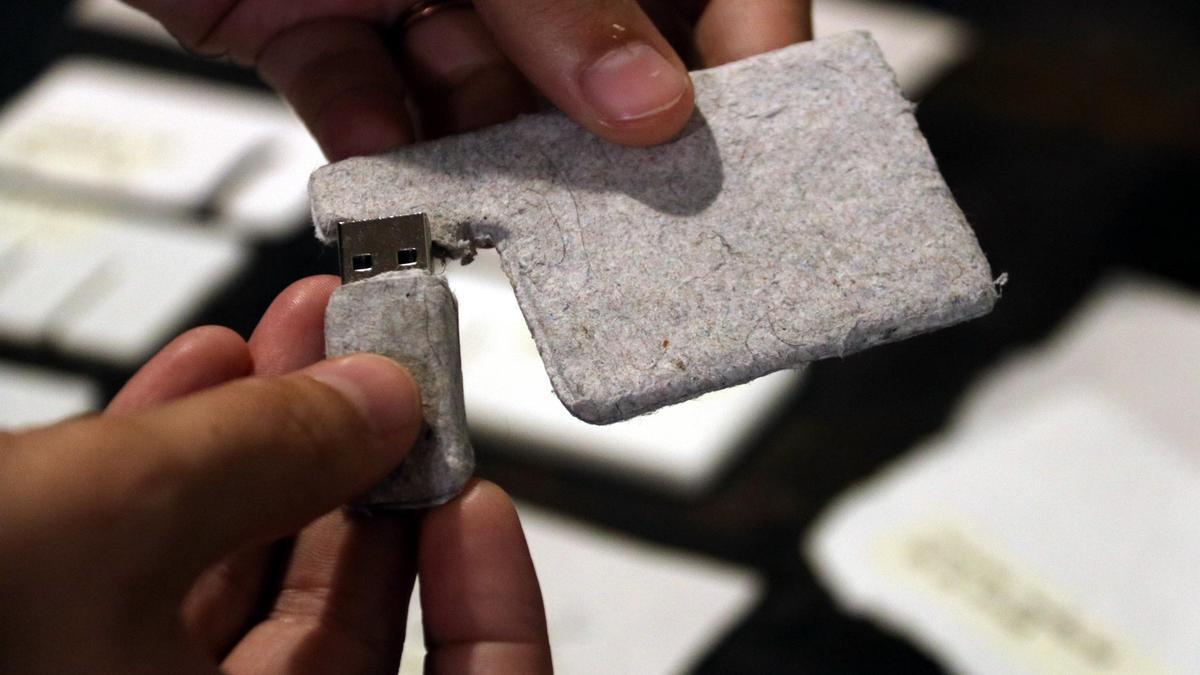 Detall de la carcassa d'un llapis de memòria fet amb el material reciclat de la borra de les assecadores.