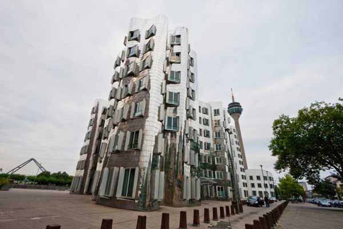 Los edificios diseñados por Frank Gehry para el Media Harbour de Dusseldors se conocen como &quot;Der Neue Zollhof&quot;.