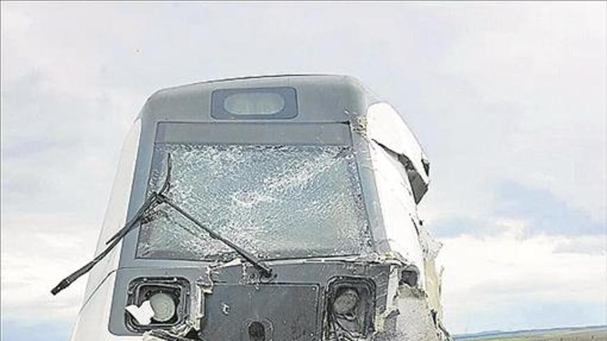 Un muerto de 27 años en la colisión entre un tren de la línea Madrid-Badajoz y un camión