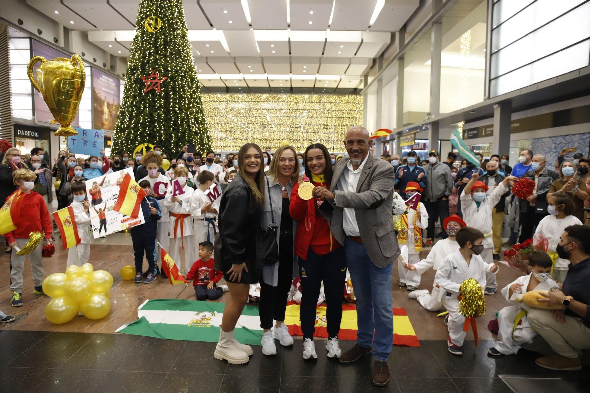 María Torres ya está en Málaga con su oro mundial en kárate