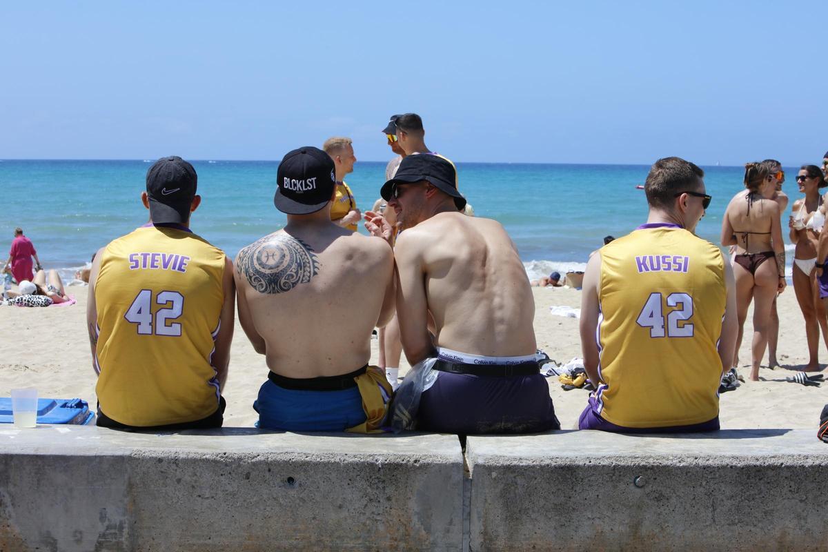 Bundesliga-Saison vorbei: Die Fußballer nehmen wieder die Playa de Palma ein