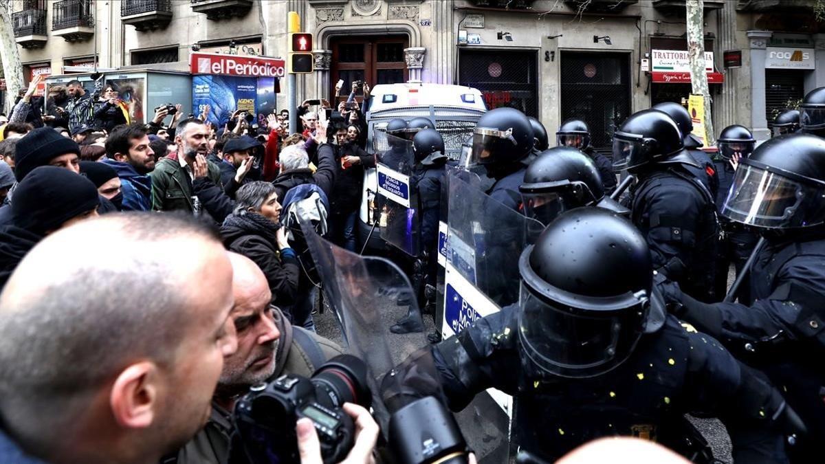 Manifestantes forcejean con mossos ante la Delegación del Gobierno en Catalunya