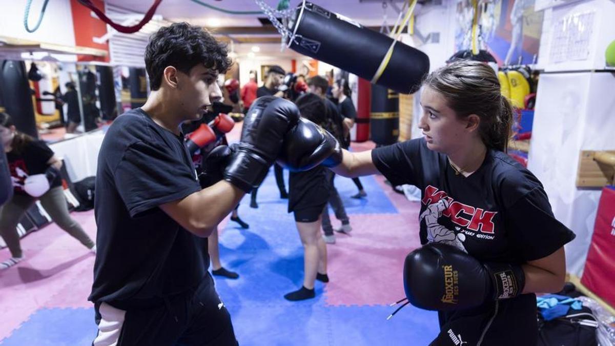 Mujer joven con guantes de boxeo fotografías e imágenes de alta