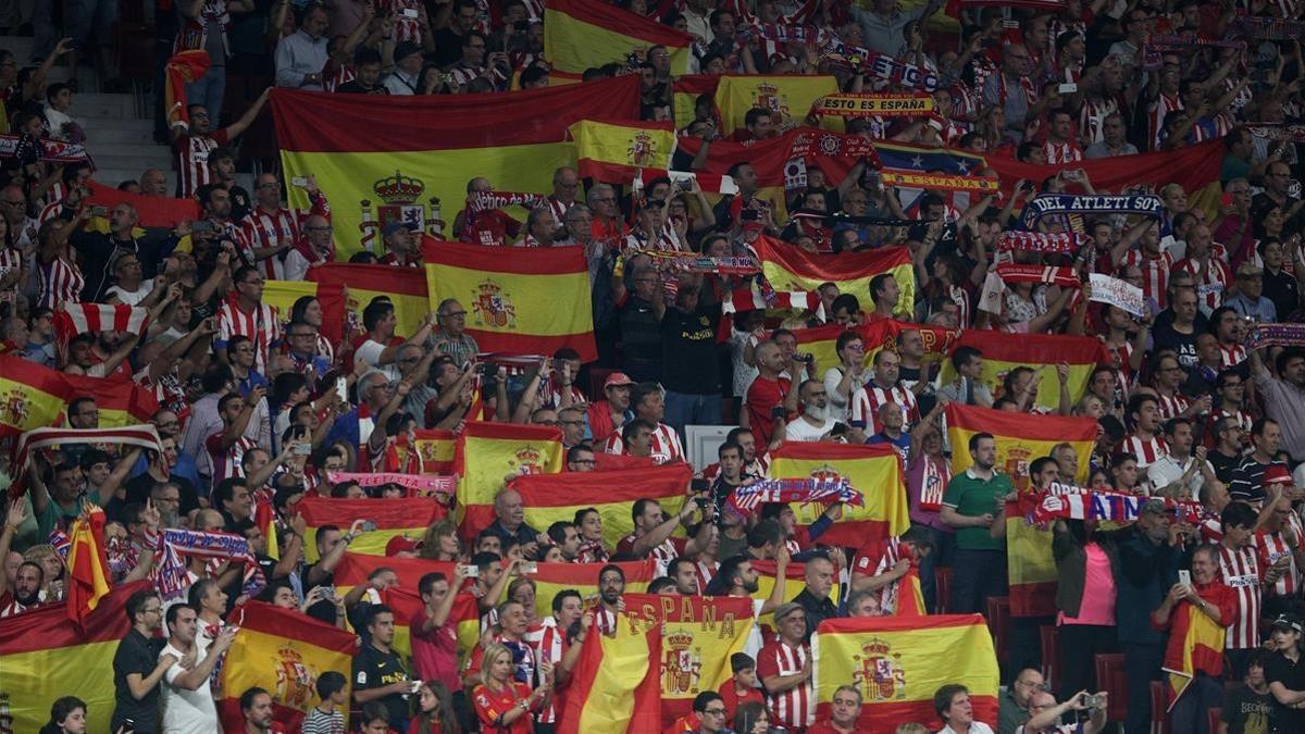 Numerosas banderas españolas en el Wanda Metropolitano para recibir al Barça.