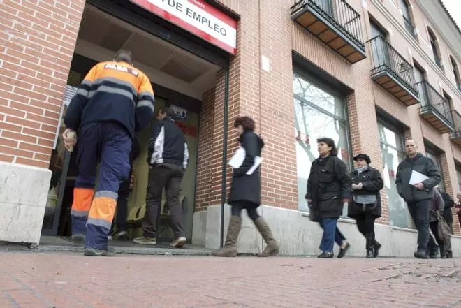 ¿Cuándo se cobra el paro en febrero de 2022 y qué bancos adelantan el pago?