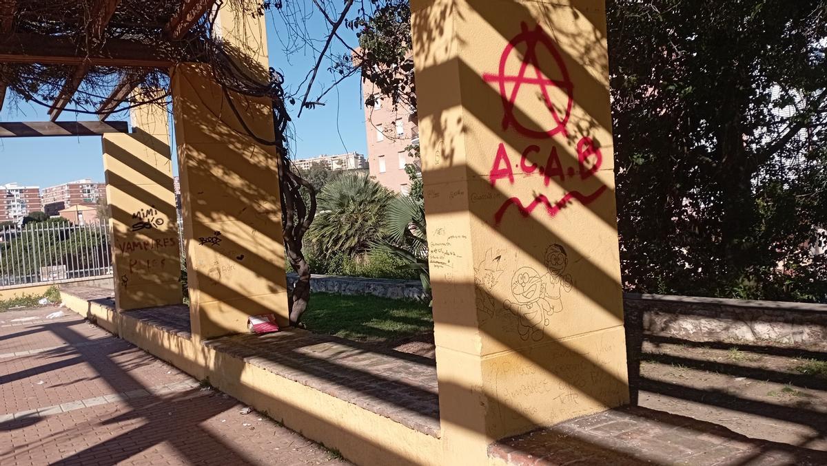 La pérgola del parque de los Ángeles, con plantas temporal en su parte final y unos dibujos manga.