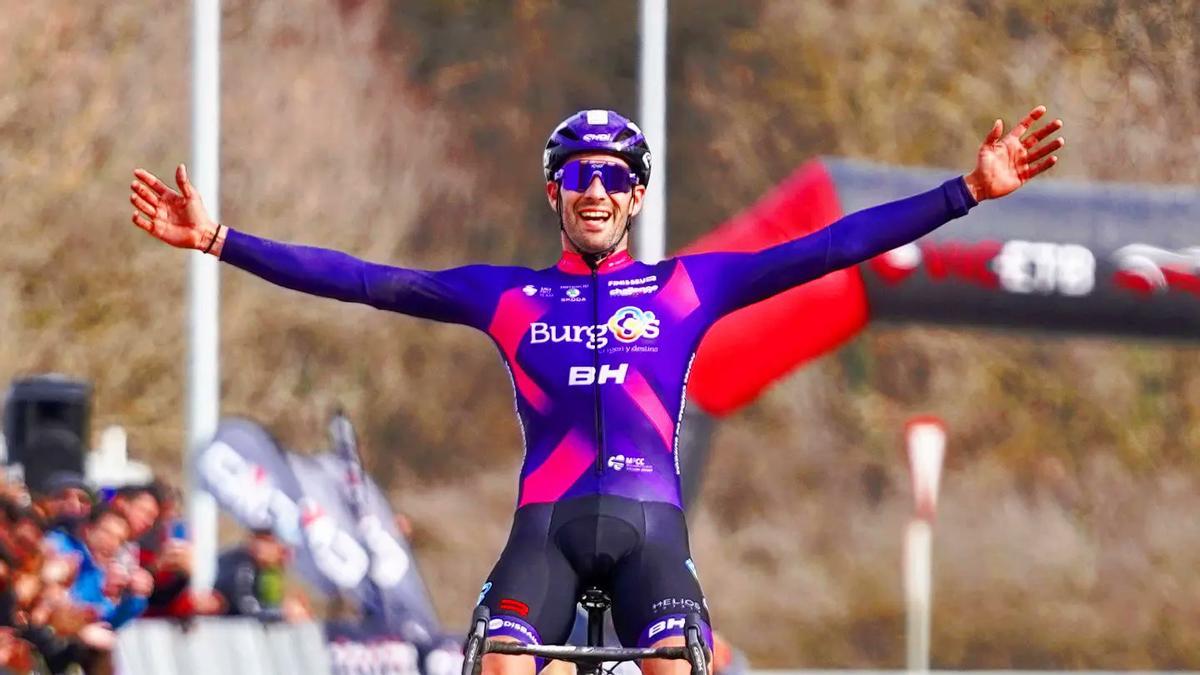 Felipe Orts, el pasado domingo, entrando en la meta de Vic, donde logró su quinto título de campeón de España