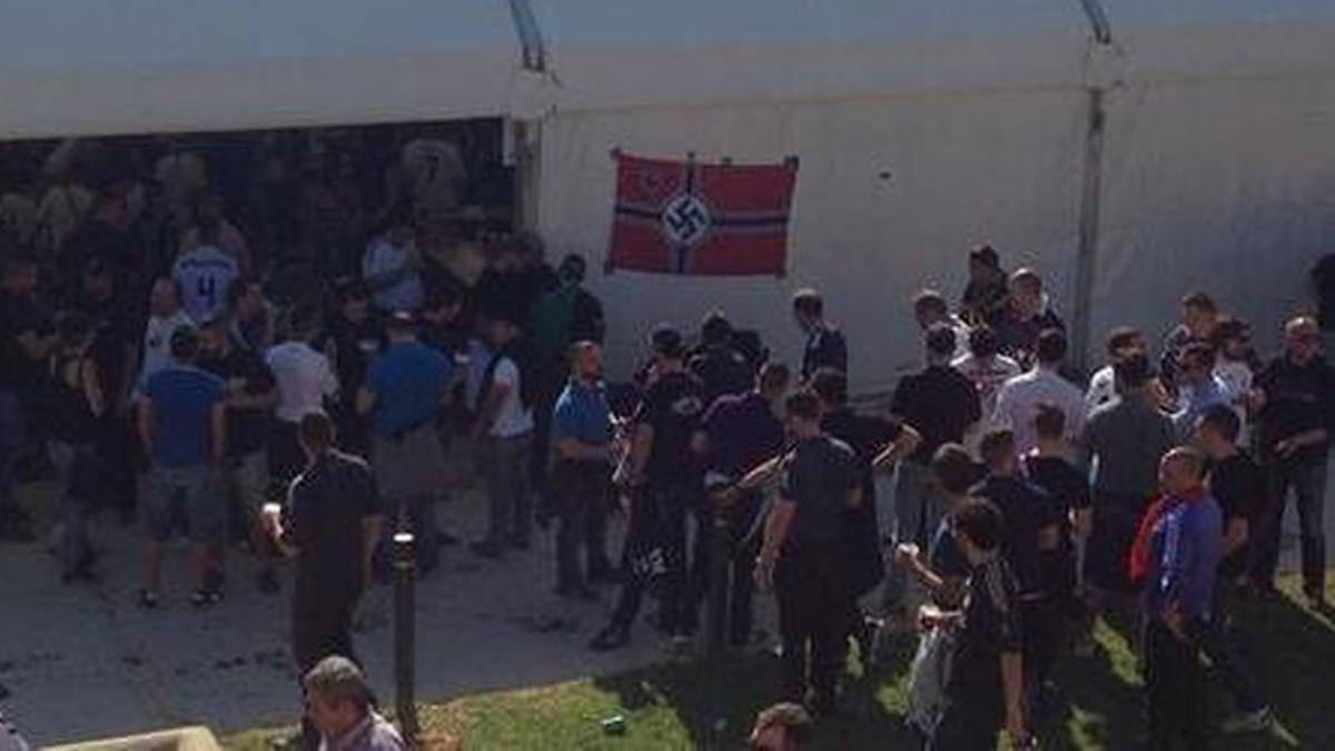 La bandera nazi colocada por un hincha del Madrid a la entrada de la zona para aficionados en Valencia