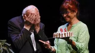 Héctor Alterio celebró su 95 cumpleaños sobre el escenario en Mallorca