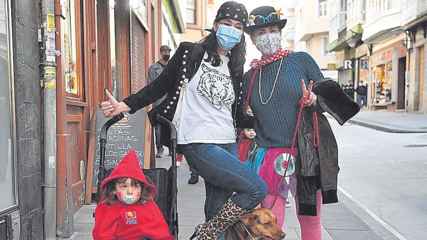 Disfrazadas con mascarillas en la calle Torre en 2021.