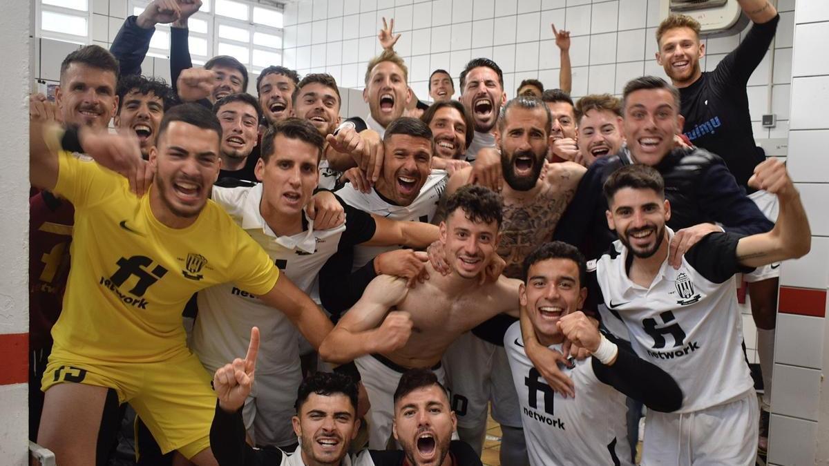 Los jugadores del Eldense celebran la victoria de la semana pasada en Calahorra.