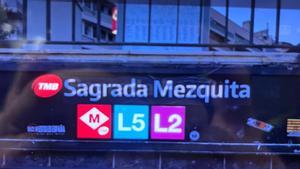 Estación de metro de Sagrada Família con la marquesina vandalizada