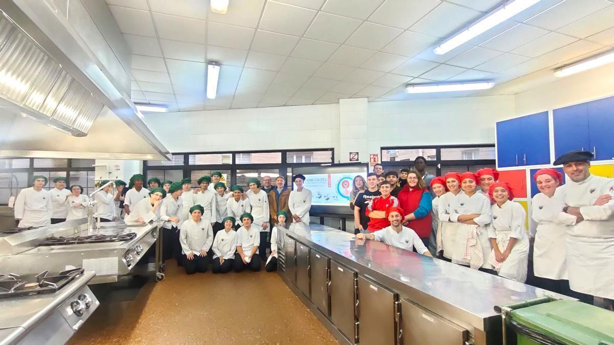 Los alumnos de la Escuela Revillagigedo y el CIFP de Hostelería y Turismo, en una de las jornadas de intercambio de aprendizajes